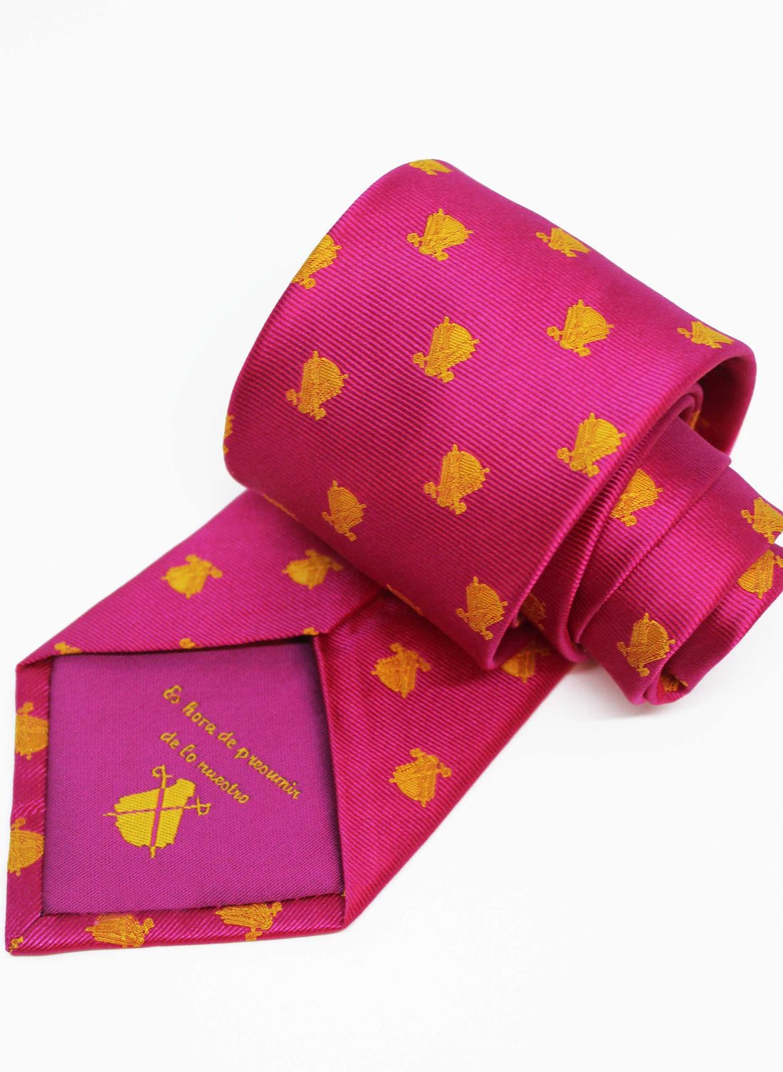 Cravate cape rose avec logos jaunes 
