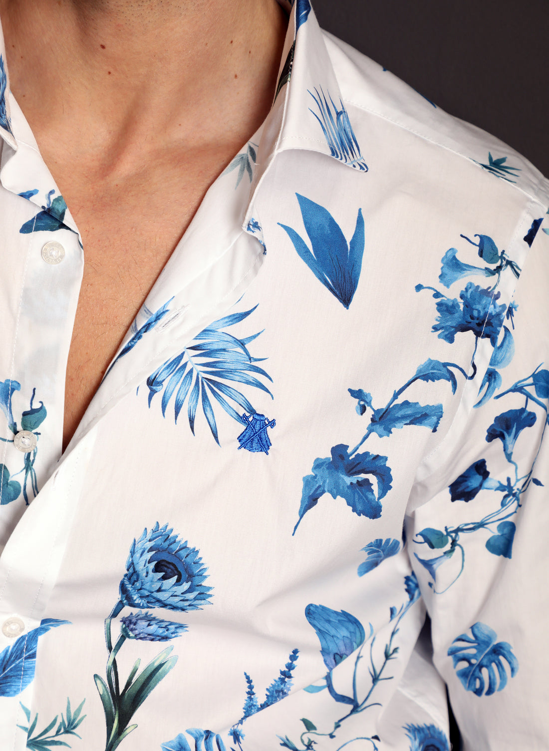 Wit overhemd blauwe bloemen man
