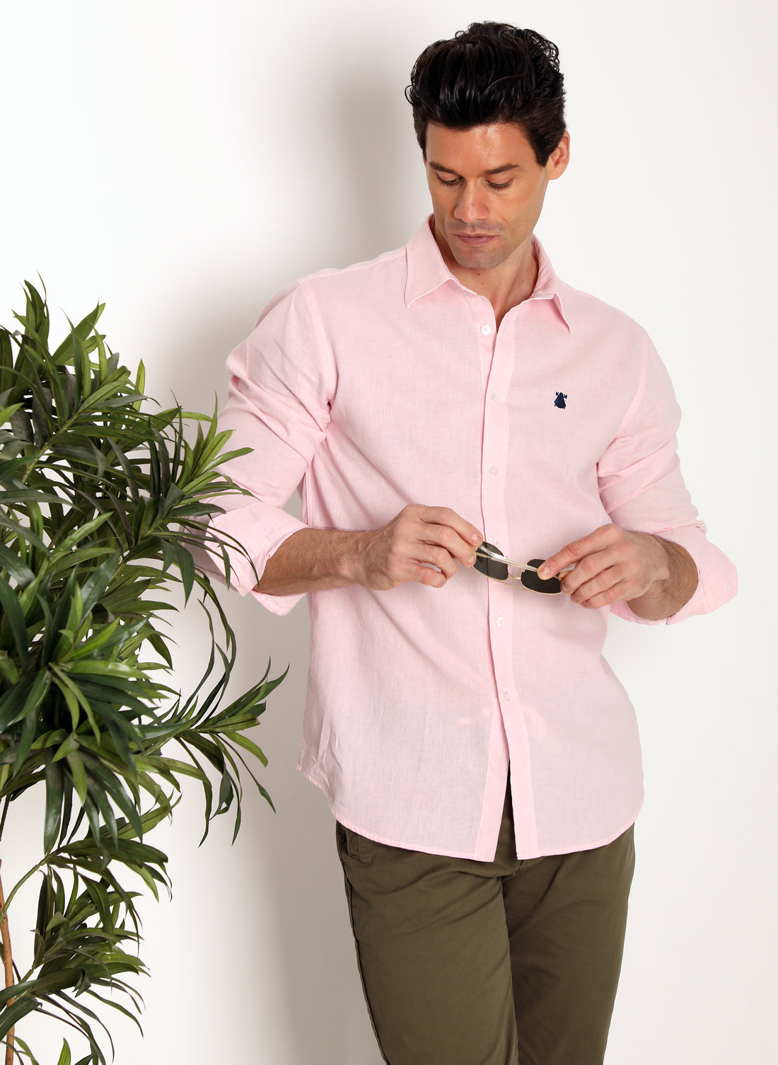 Chemise teintée en lin rose pâle dans un vêtement pour homme