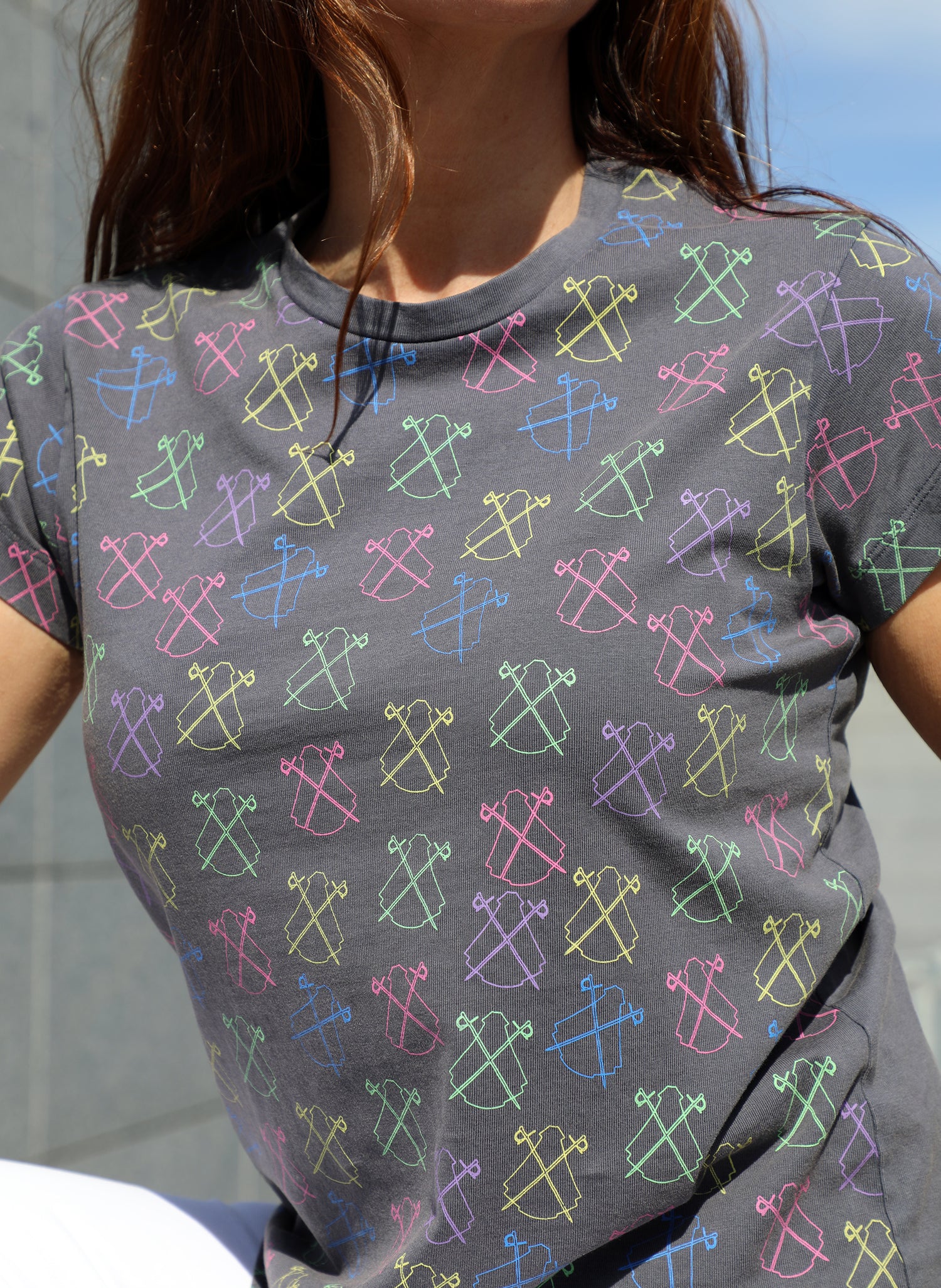 Camiseta  Gris Multilogos Fluor Mujer