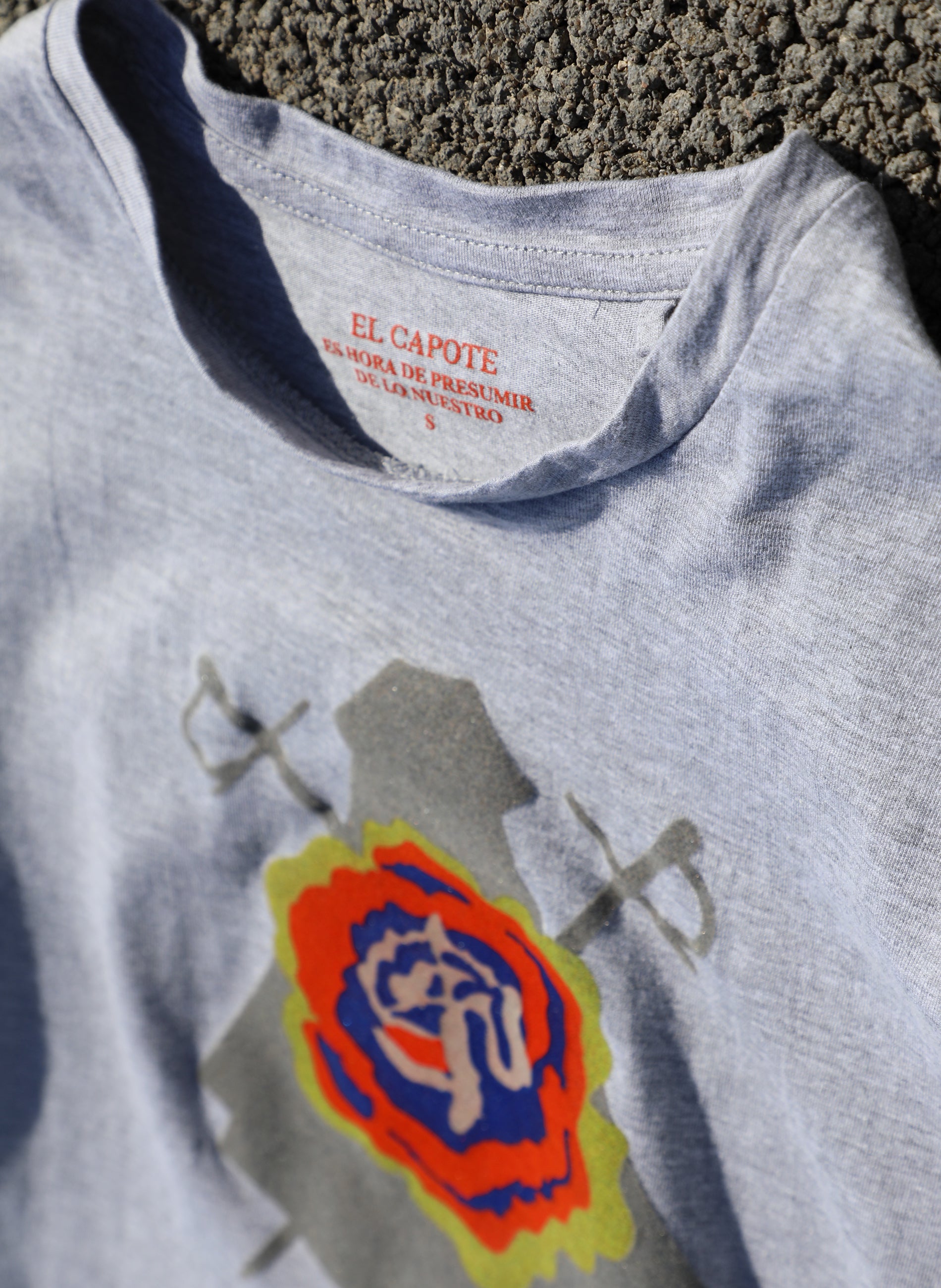Camiseta  Gris Capote con Clavel Mujer
