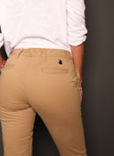 Pantalón Tipo Chino Turrón Mujer