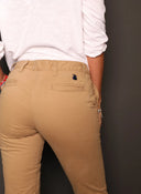 Pantalón Tipo Chino Turrón Mujer