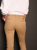 Pantalón Tipo Chino Turrón Mujer