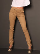 Pantalón Tipo Chino Turrón Mujer