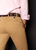 Pantalón Tipo Chino Turrón Hombre