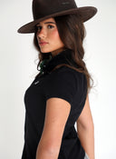 Polo Negro con Tapeta Abotonada Mujer