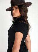 Polo Negro con Tapeta Abotonada Mujer
