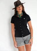 Polo Negro con Tapeta Abotonada Mujer