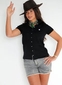 Polo Negro con Tapeta Abotonada Mujer