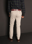 Pantalón Chino Color Piedra Confort Hombre