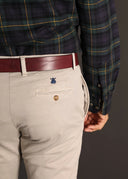 Pantalón Chino Color Piedra Confort Hombre