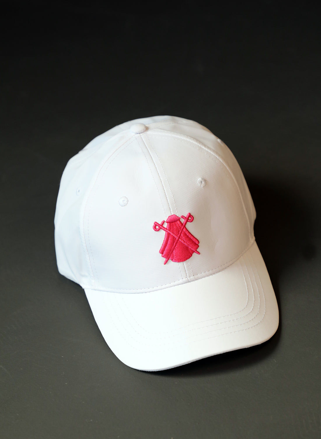 Weiße Kappe, rosa Umhang