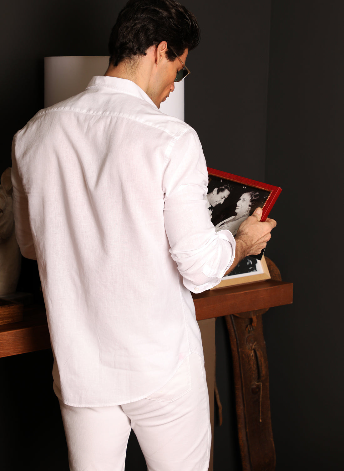 Chemise teinte en lin blanc dans le vêtement pour hommes