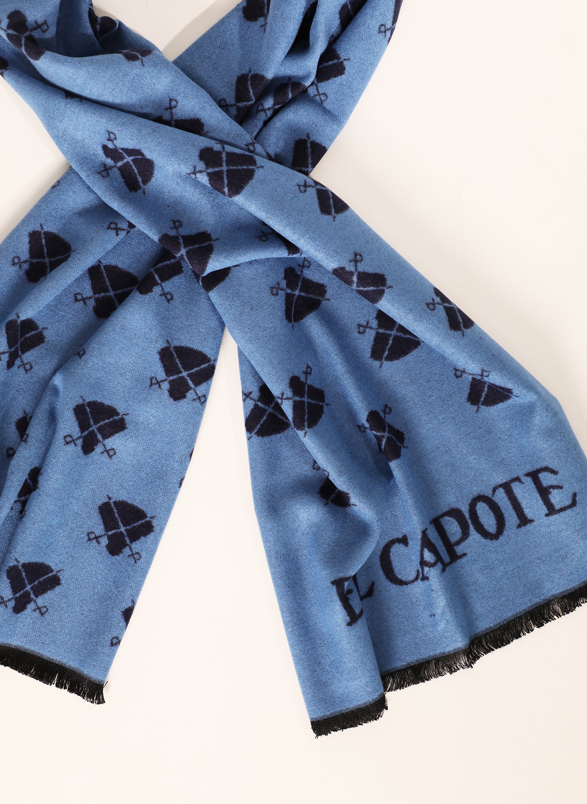 Marineblauer Schal mit hellblauen Umhängen