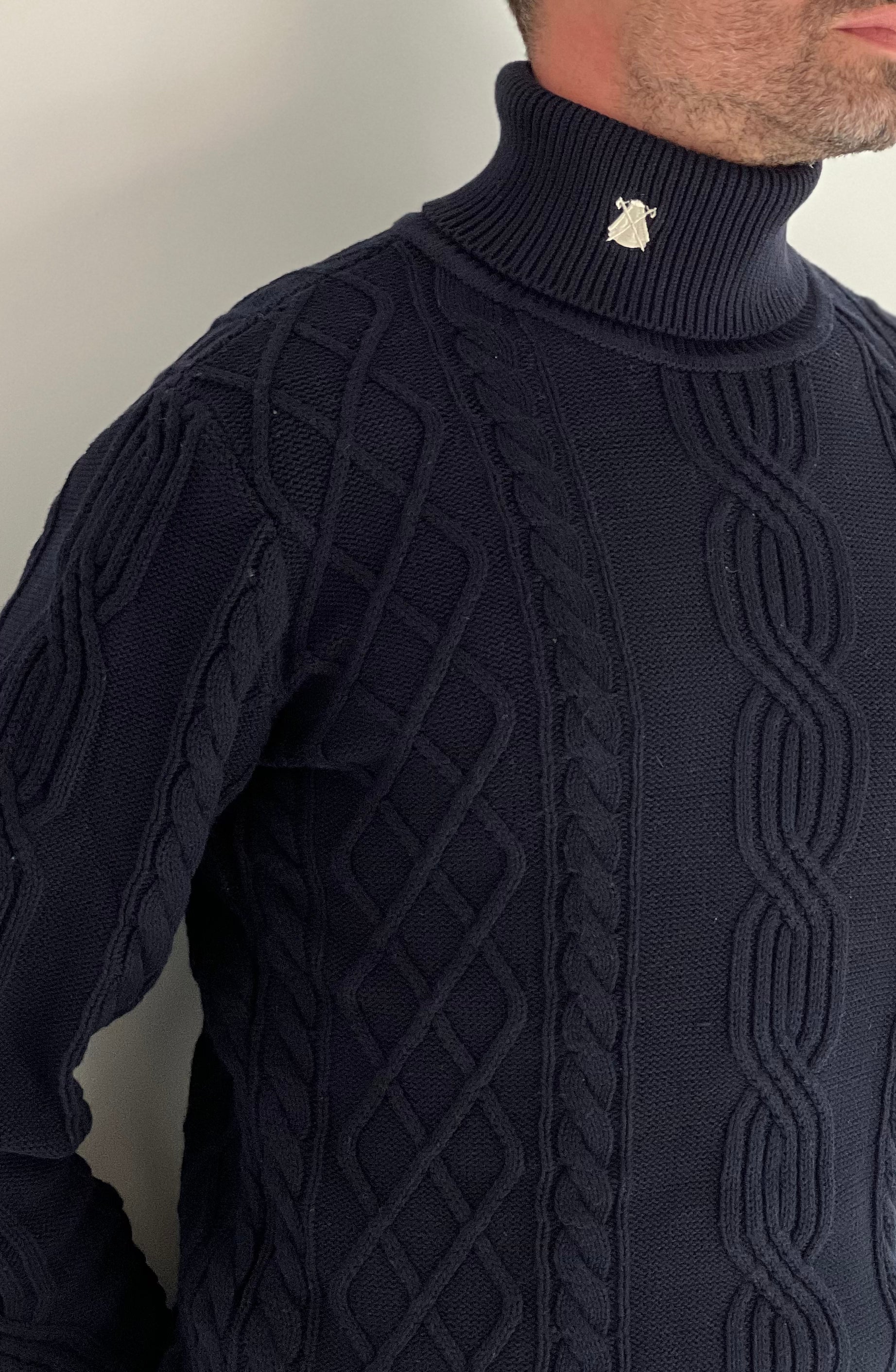 Pull à col roulé bleu marine en tricot torsadé pour hommes