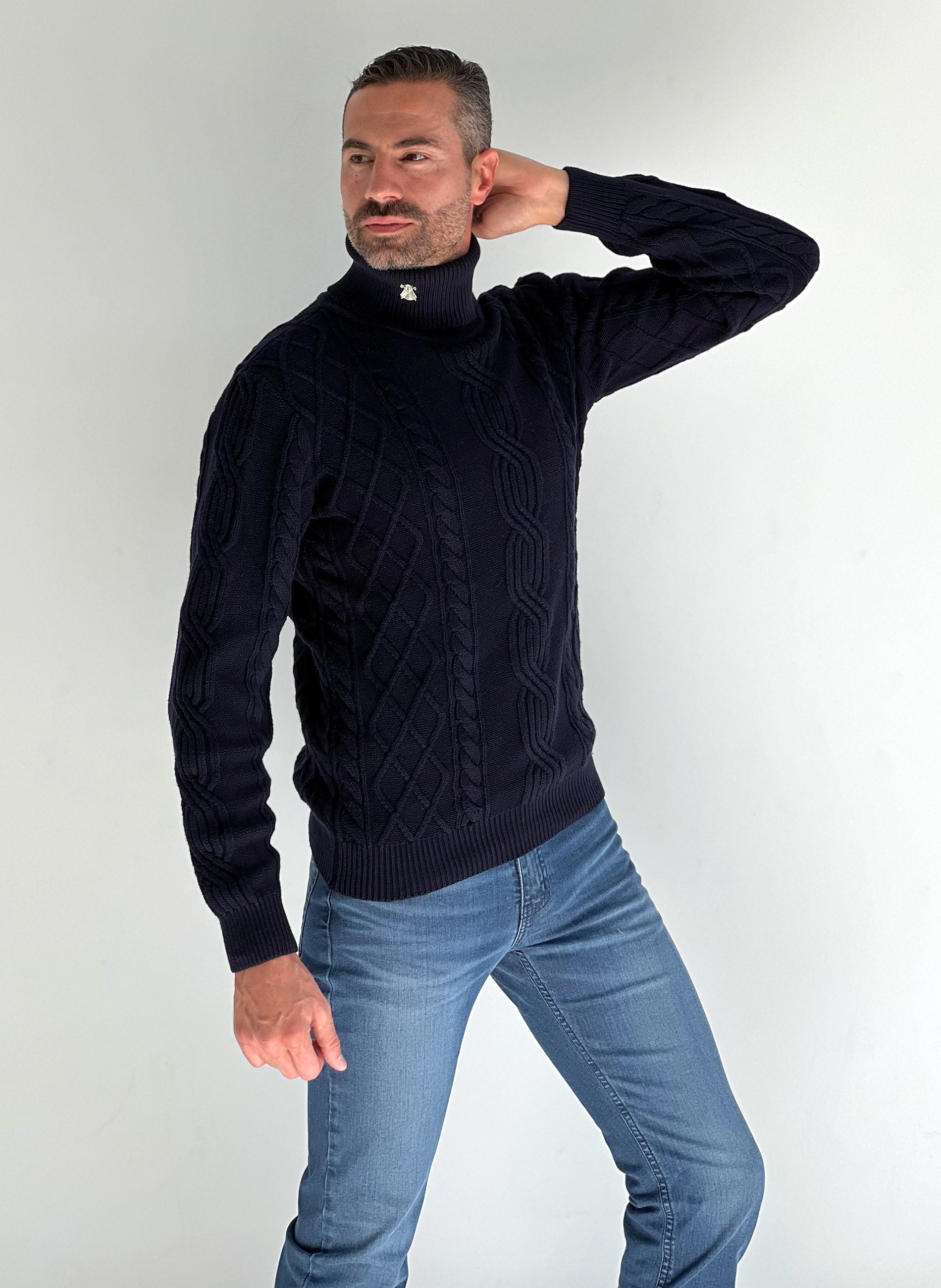 Marineblauwe kabelgebreide herensweater met coltrui