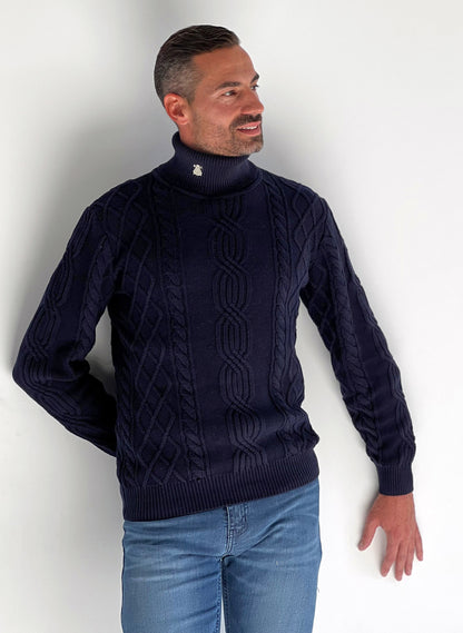 Marineblauwe kabelgebreide herensweater met coltrui
