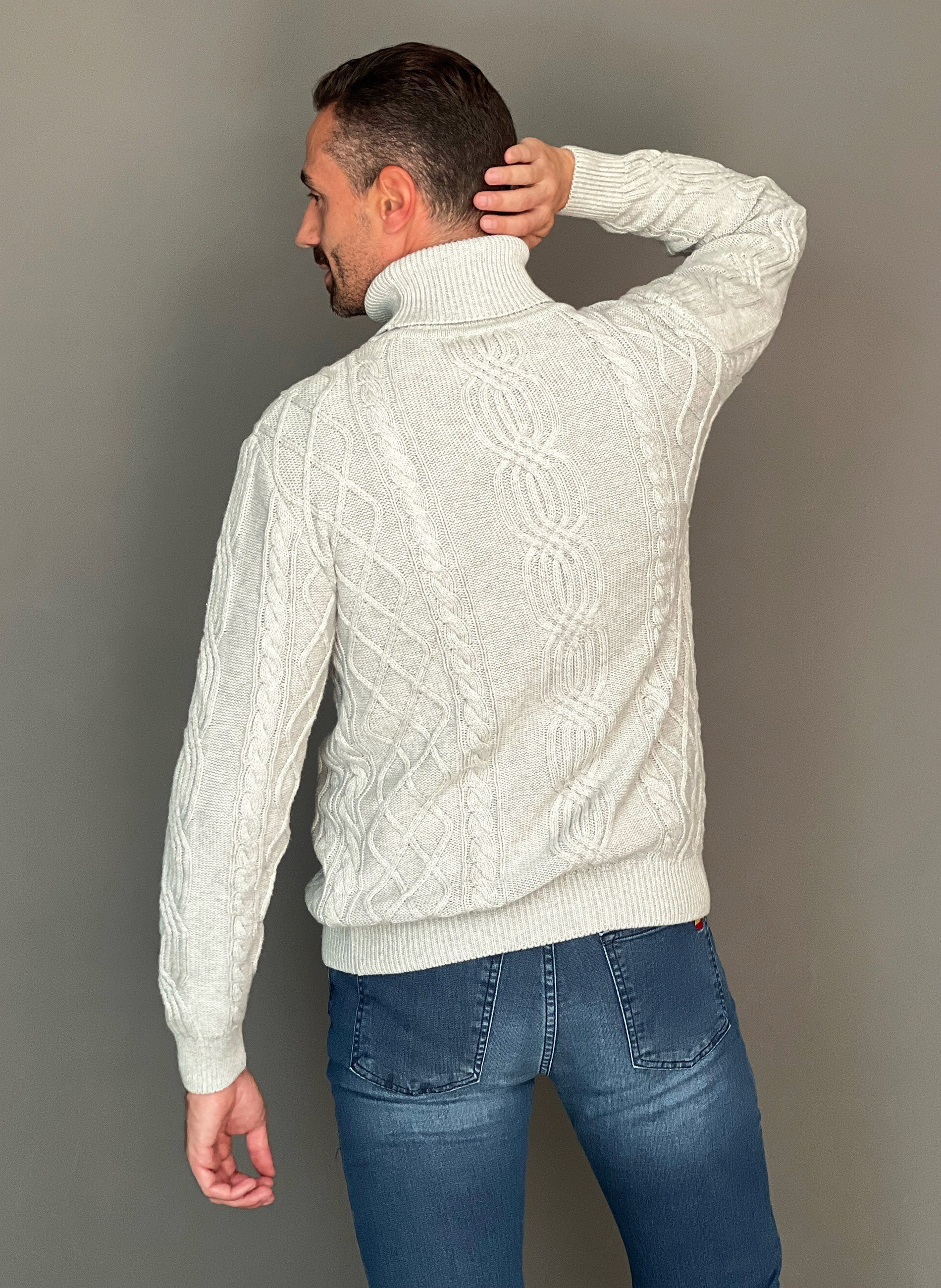 Grijze kabelgebreide herensweater met ronde hals