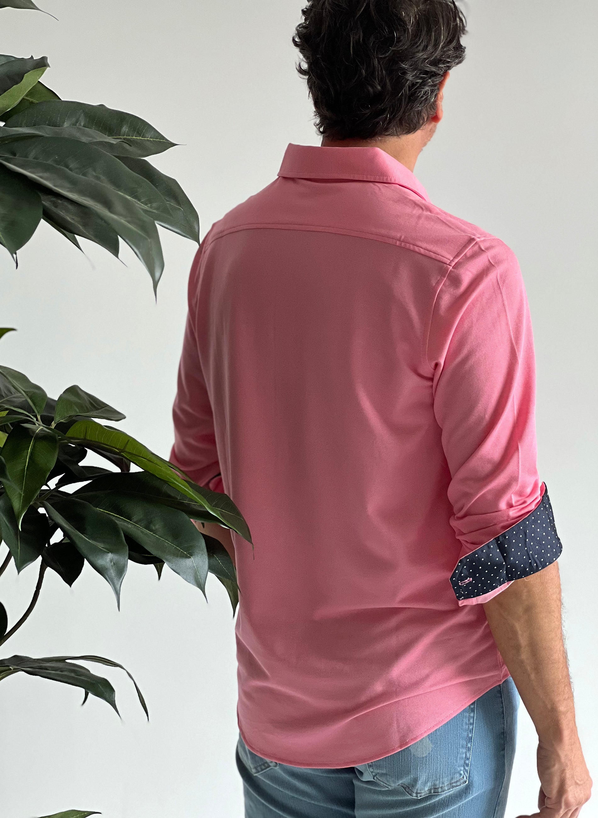 Rosafarbenes Herren-T-Shirt mit kontrastierenden Polka Dots