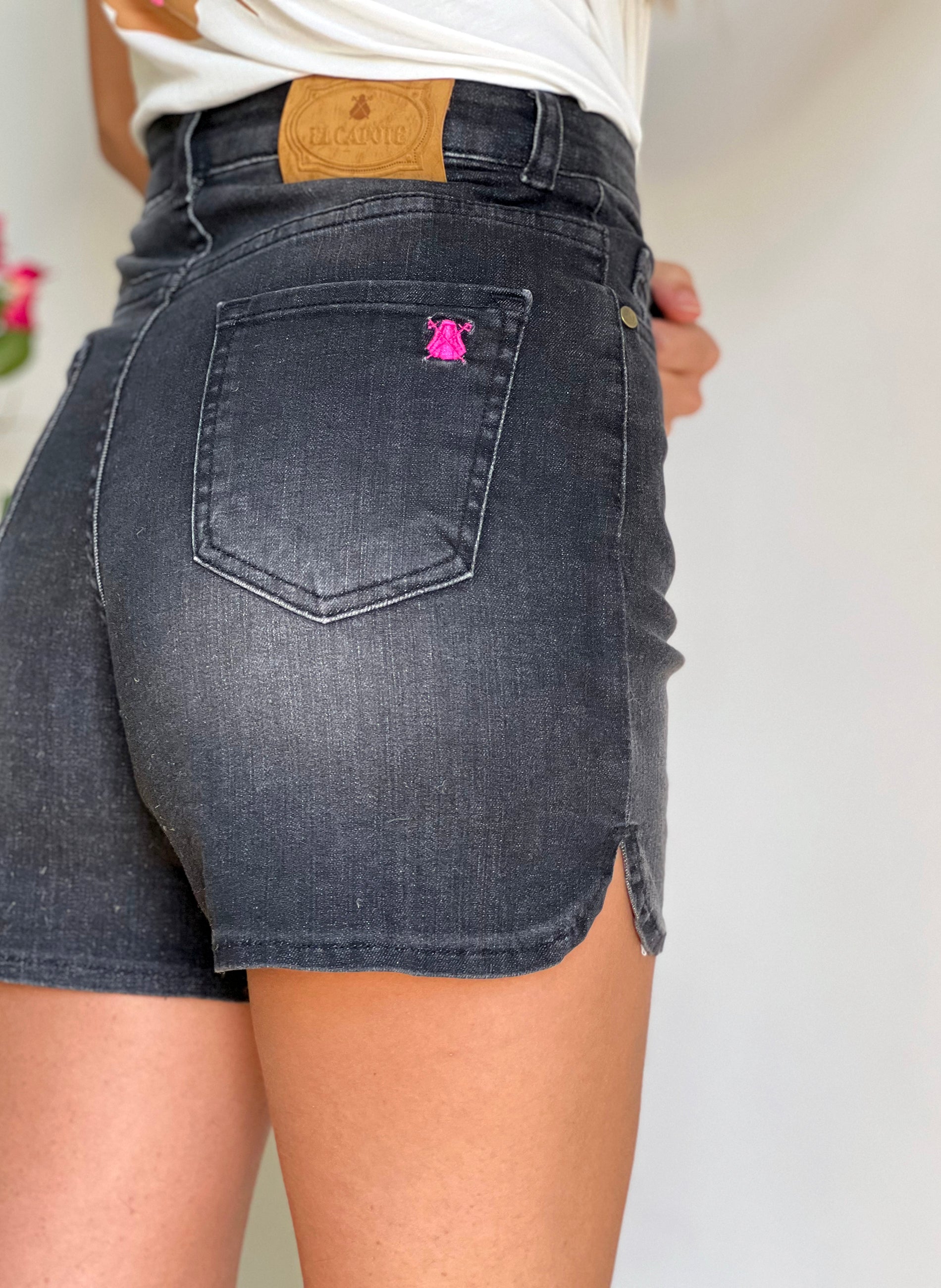 Damen-Jeansshorts mit aufgesticktem Logo