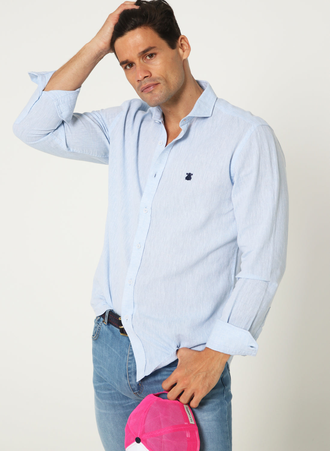 Chemise teintée en lin bleu clair dans le vêtement pour hommes