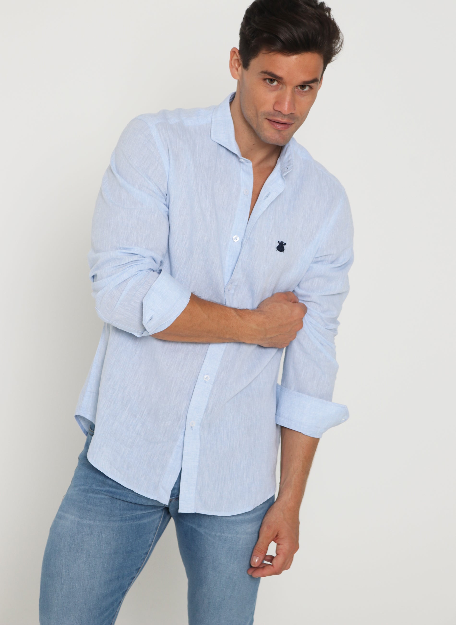 Chemise teintée en lin bleu clair dans le vêtement pour hommes