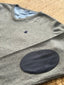 Jersey Hombre Cuello Pico Gris Coderas Azules