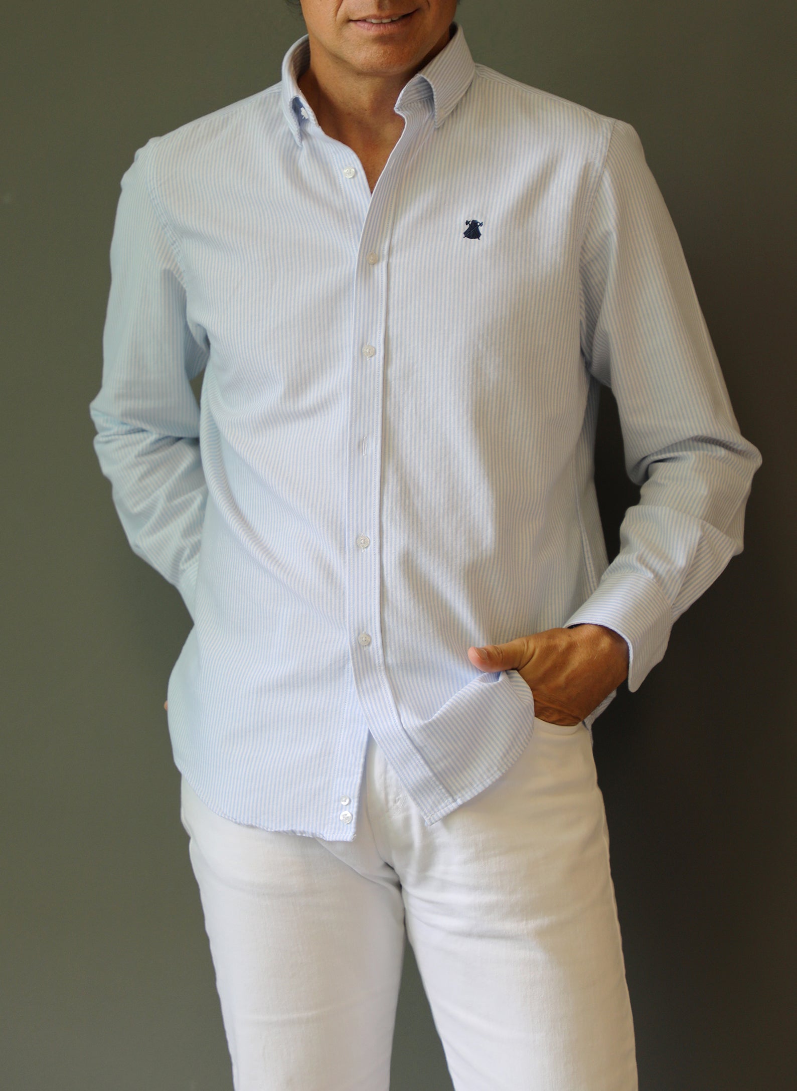 Camisa azul con rayas blancas online hombre