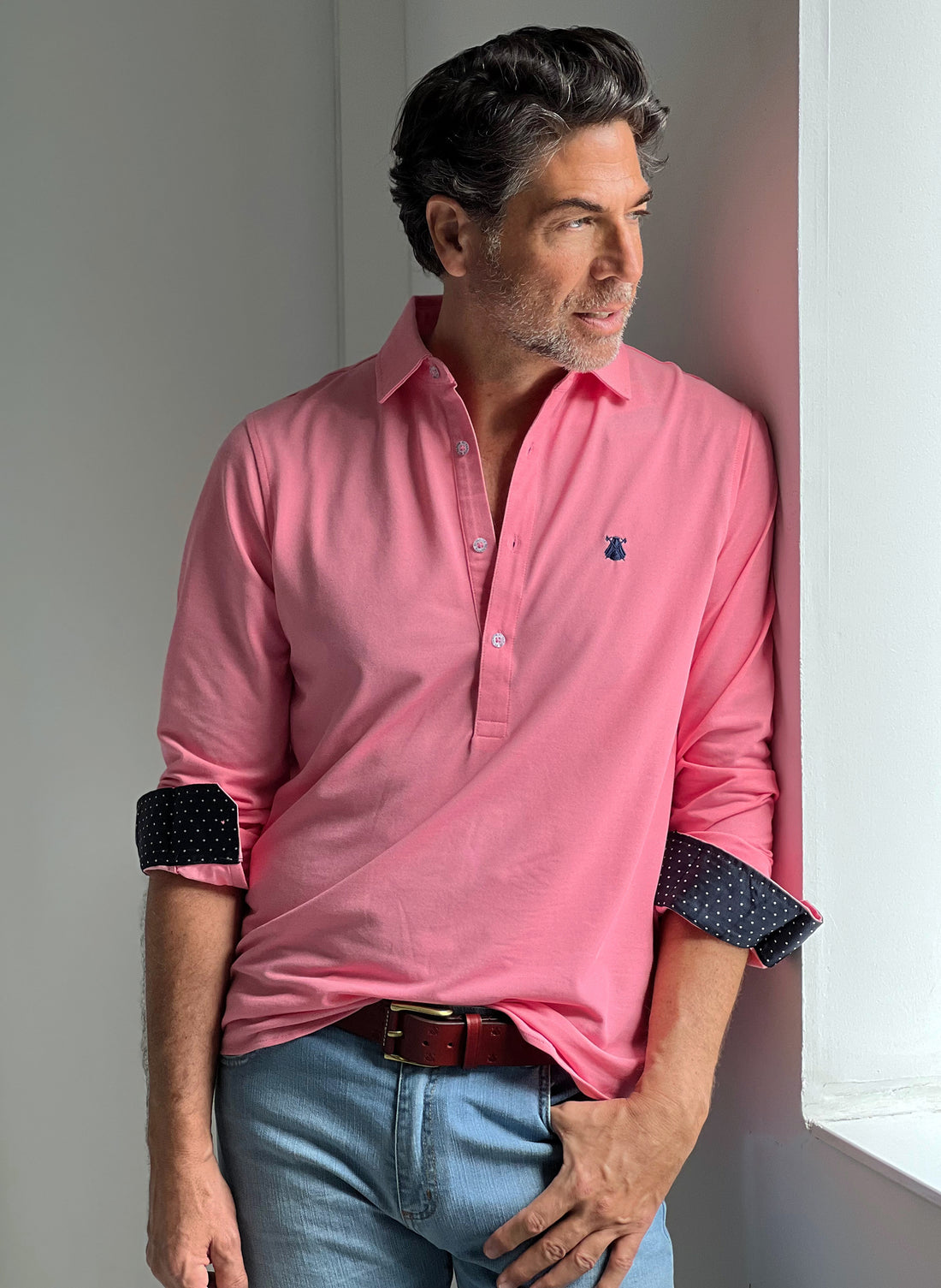 Roze heren-T-shirt met contrasterende stippen