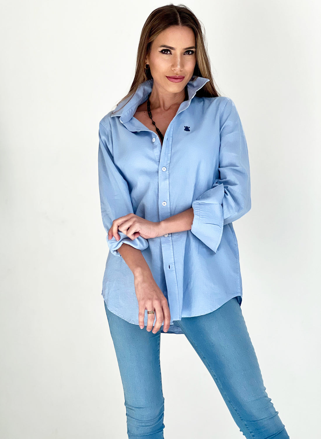 Chemise teintée bleu clair en vêtement pour femme