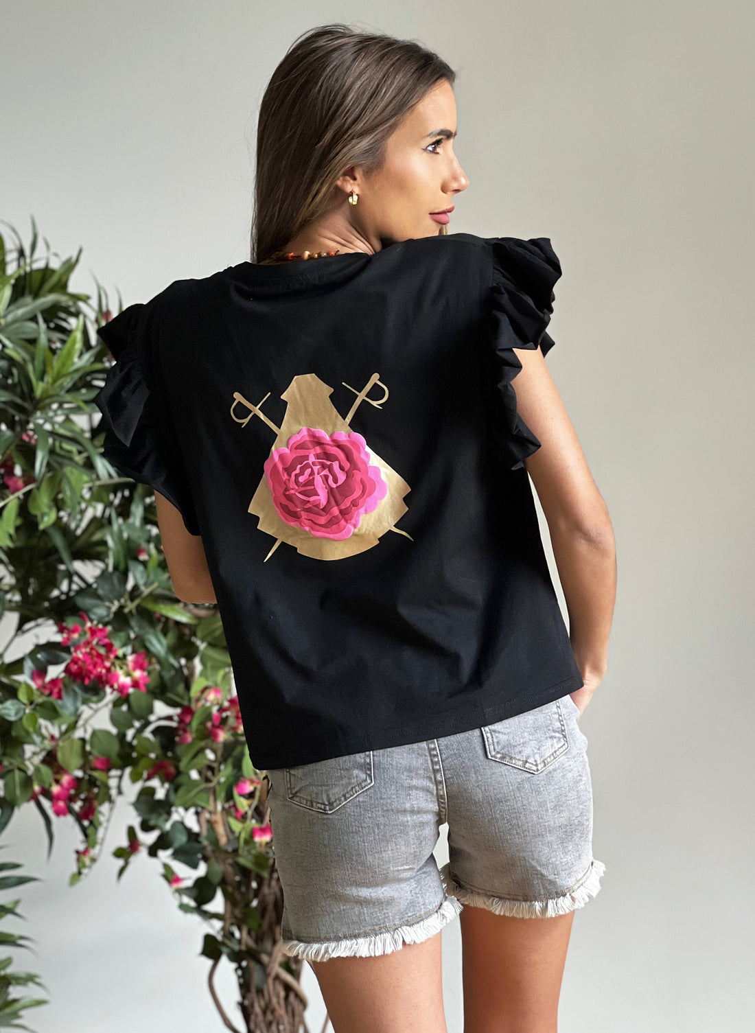 Schwarzes Damen-T-Shirt mit Rüschenärmeln, Cape-Nelke auf der Rückseite