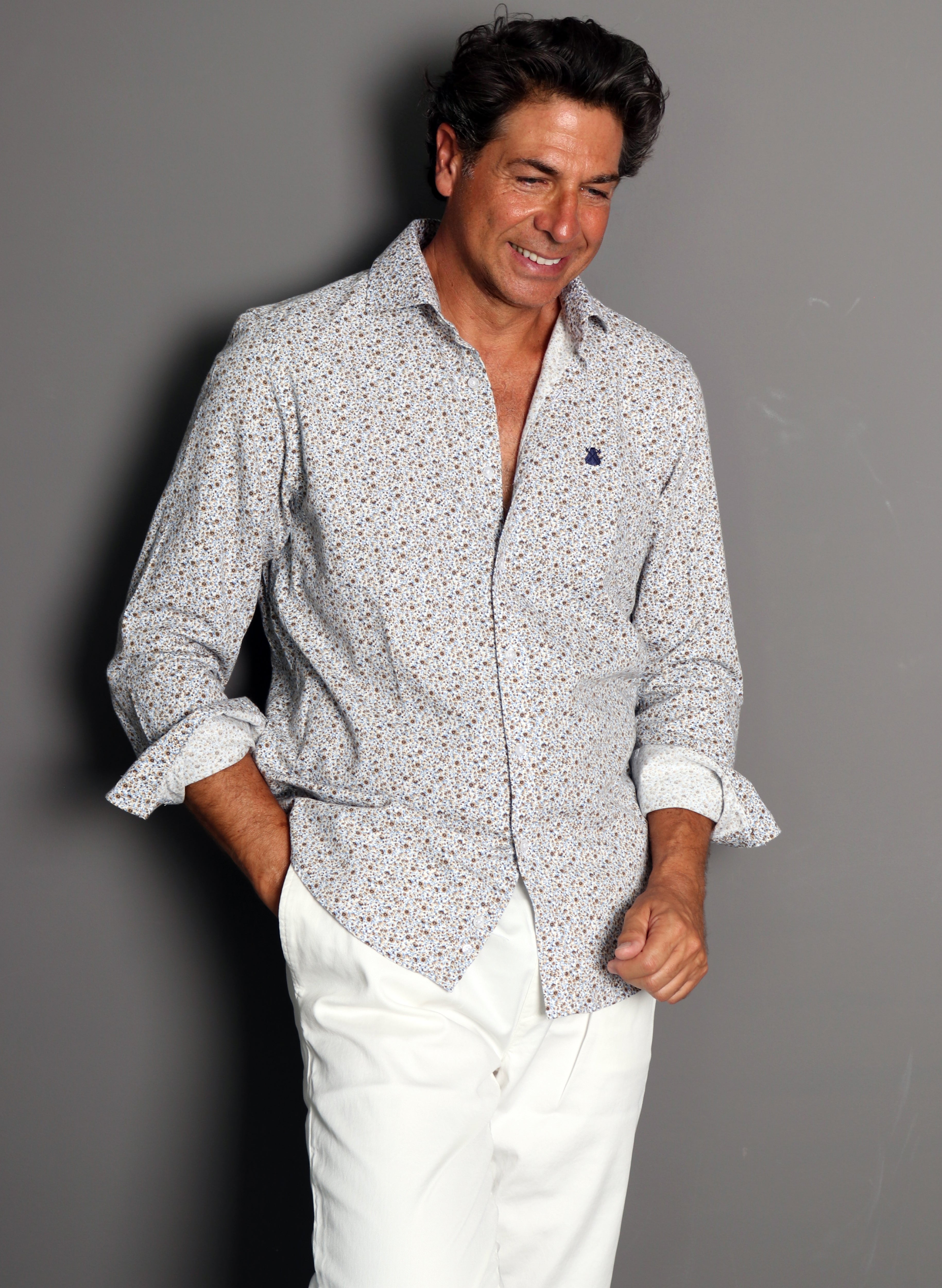 Camisa blanca estampada discount hombre