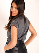 Camiseta  Gris Multilogos Fluor Mujer