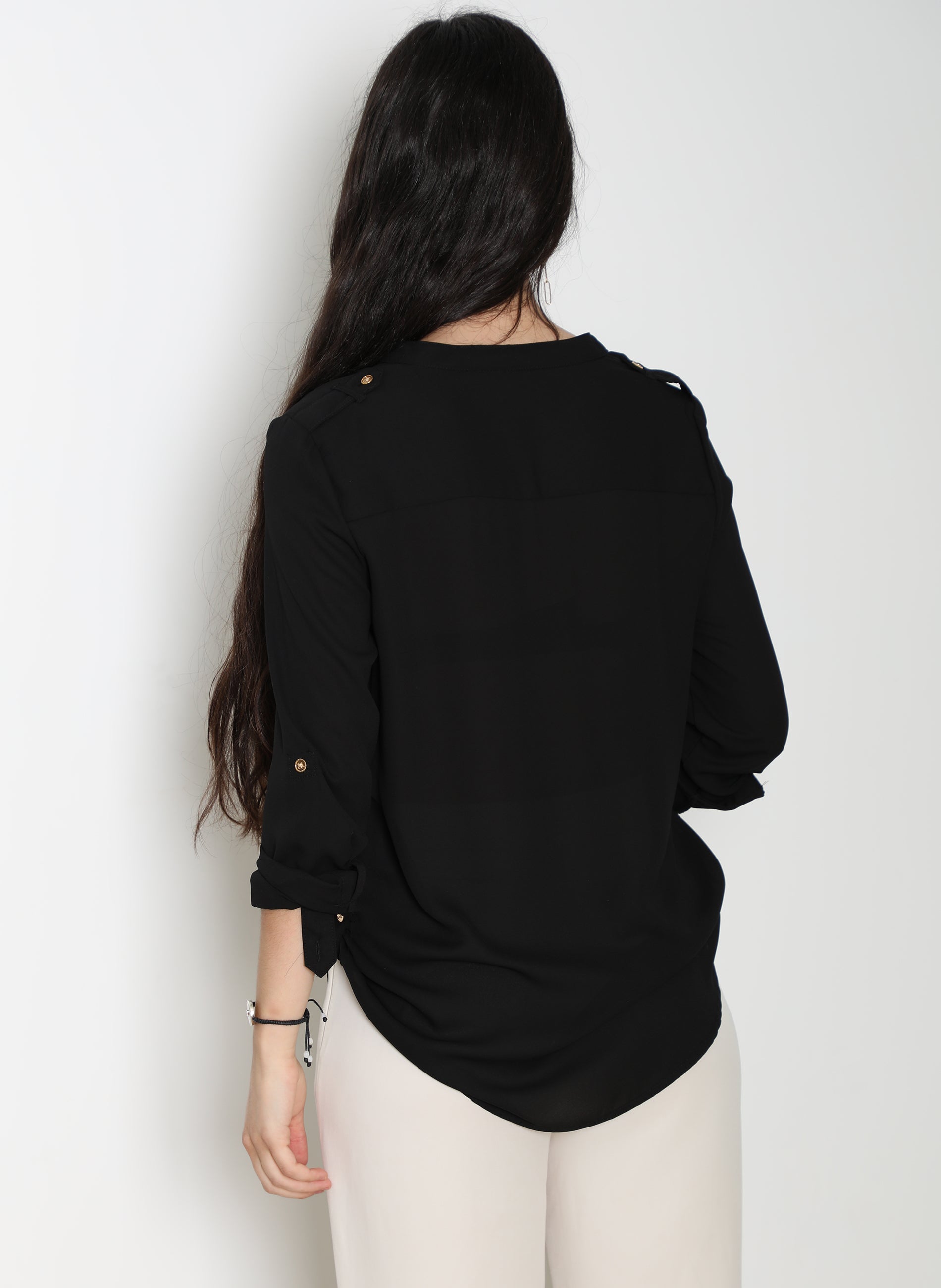 Chemise noire avec poches zippées sur le devant