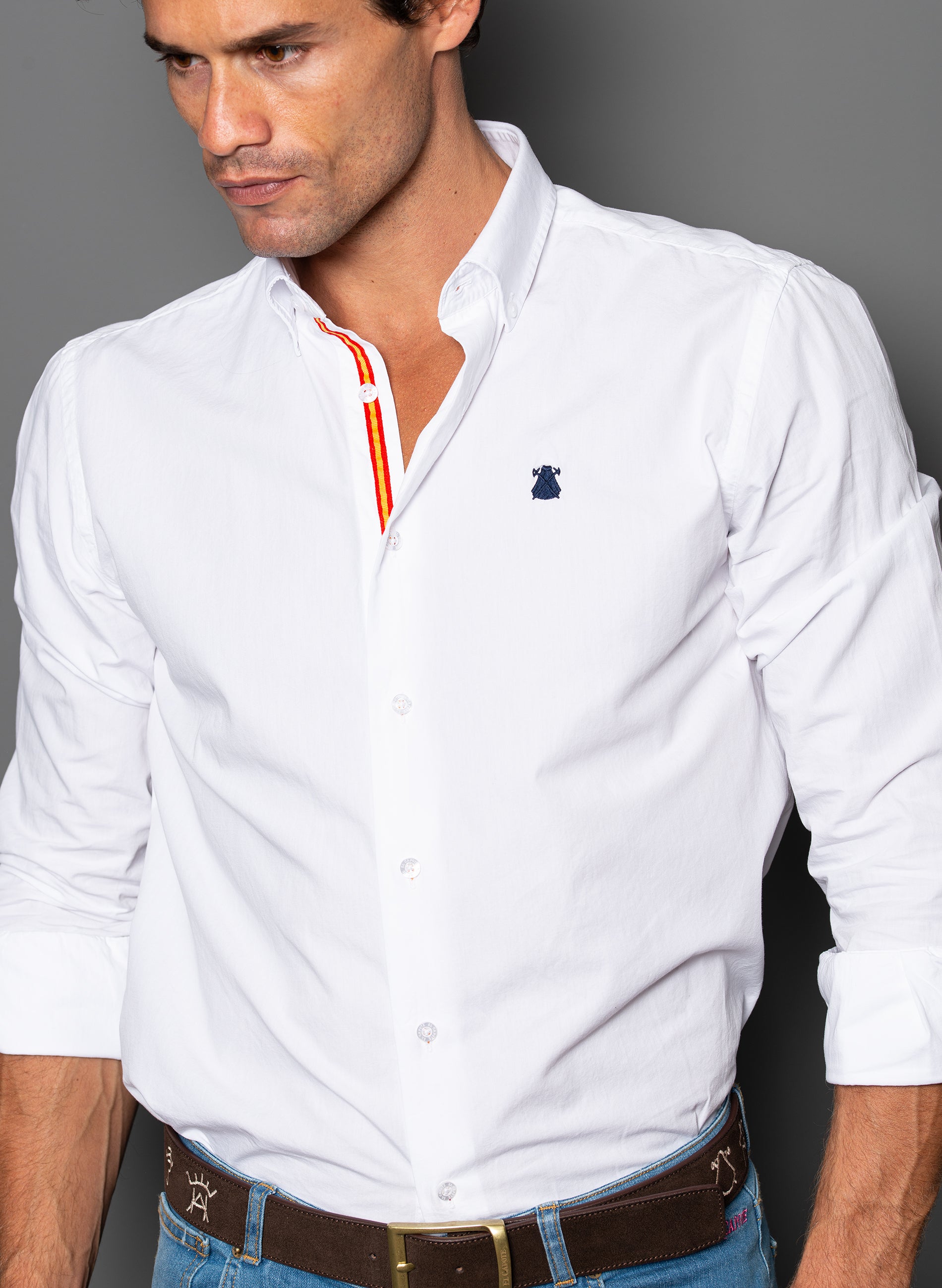 Camisa con cinta en el online cuello