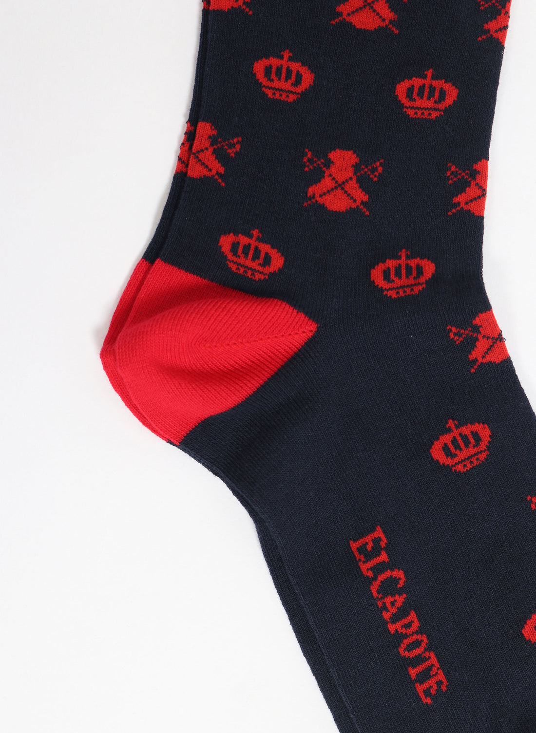 Marineblaue Socke mit roten Umhängen und Kronen