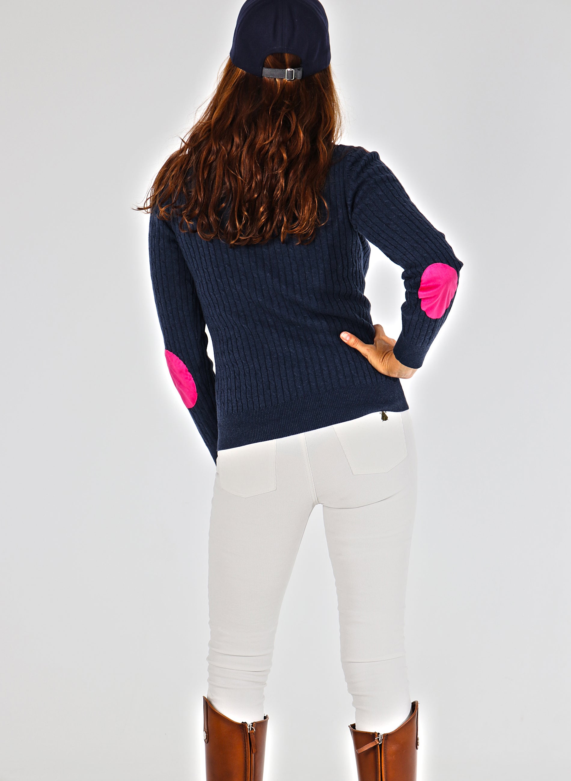 Marineblauer Zopfmuster-Pullover für Damen mit Ellbogen-Patches.