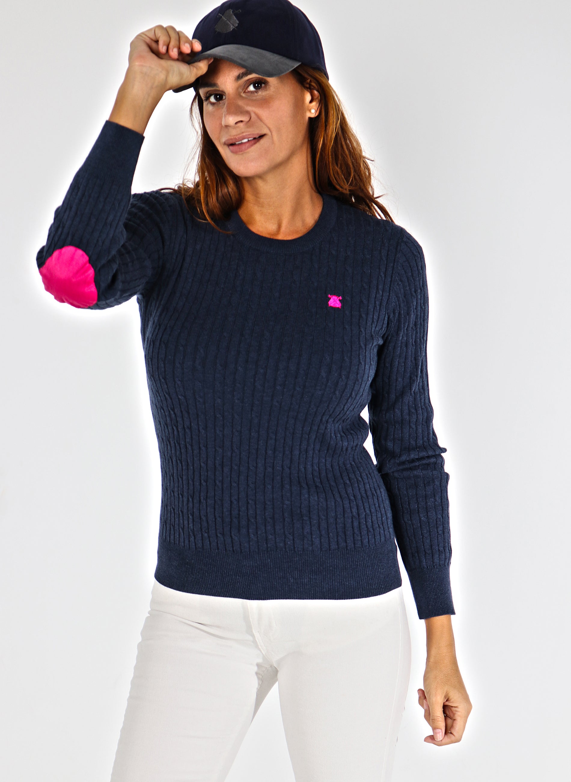 Marineblauer Zopfmuster-Pullover für Damen mit Ellbogen-Patches.