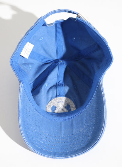 Blaue Kappe mit gewaschenem Effekt