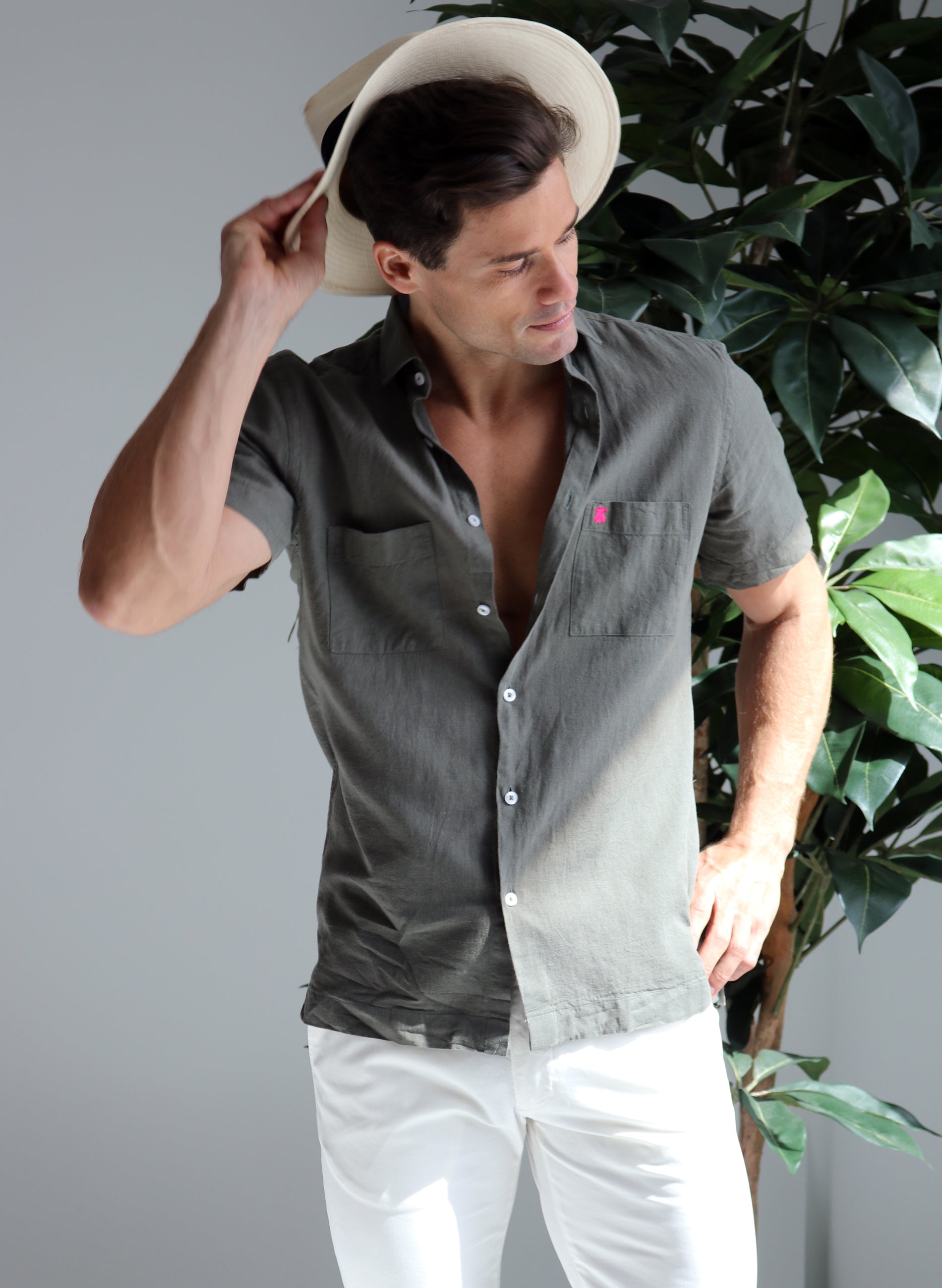 Khakigrünes Leinenhemd mit kurzen Ärmeln und zwei Taschen