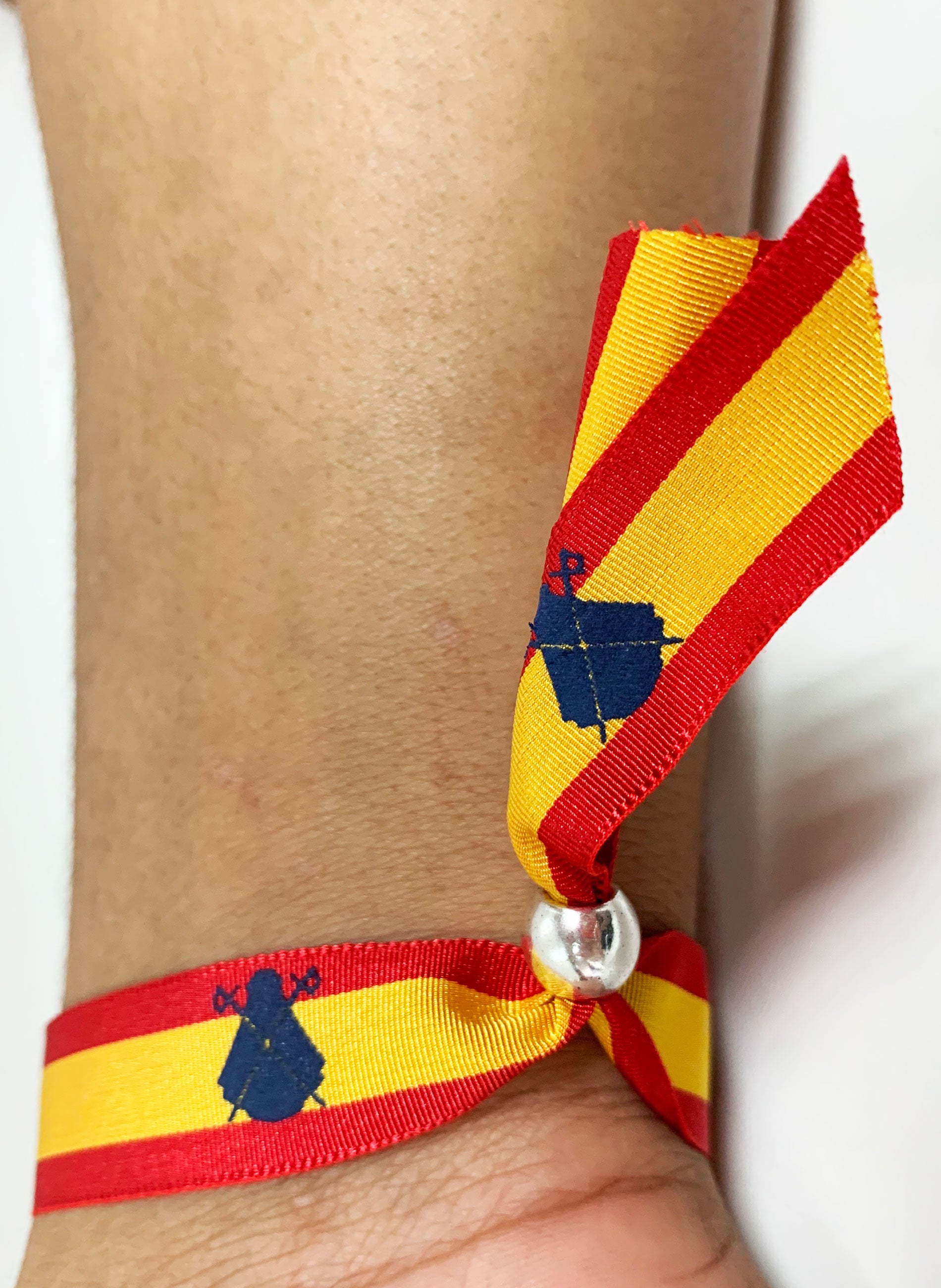 Armband van stof uit Spanje met het logo van El Capote