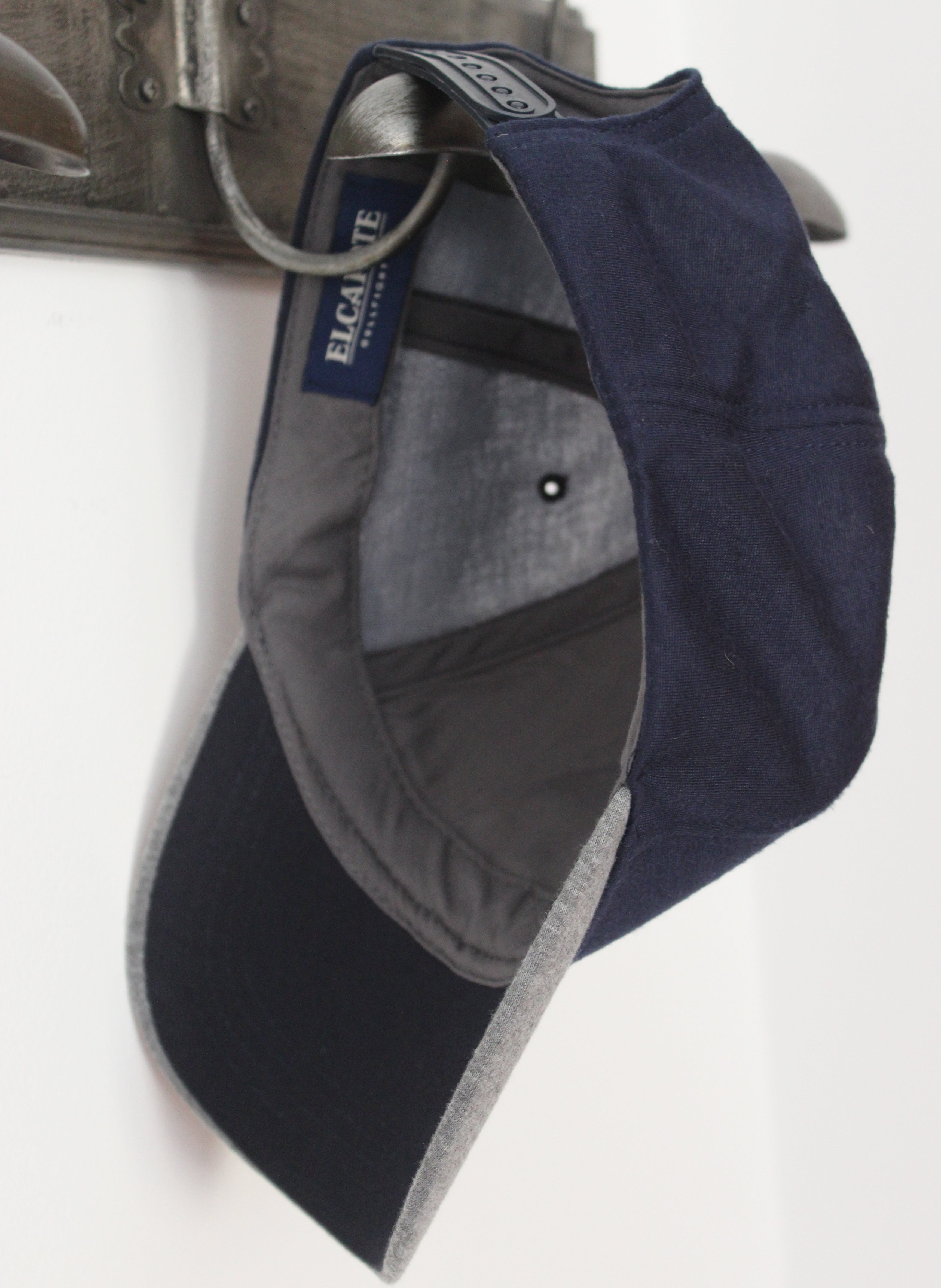 Blaue graue Kappe