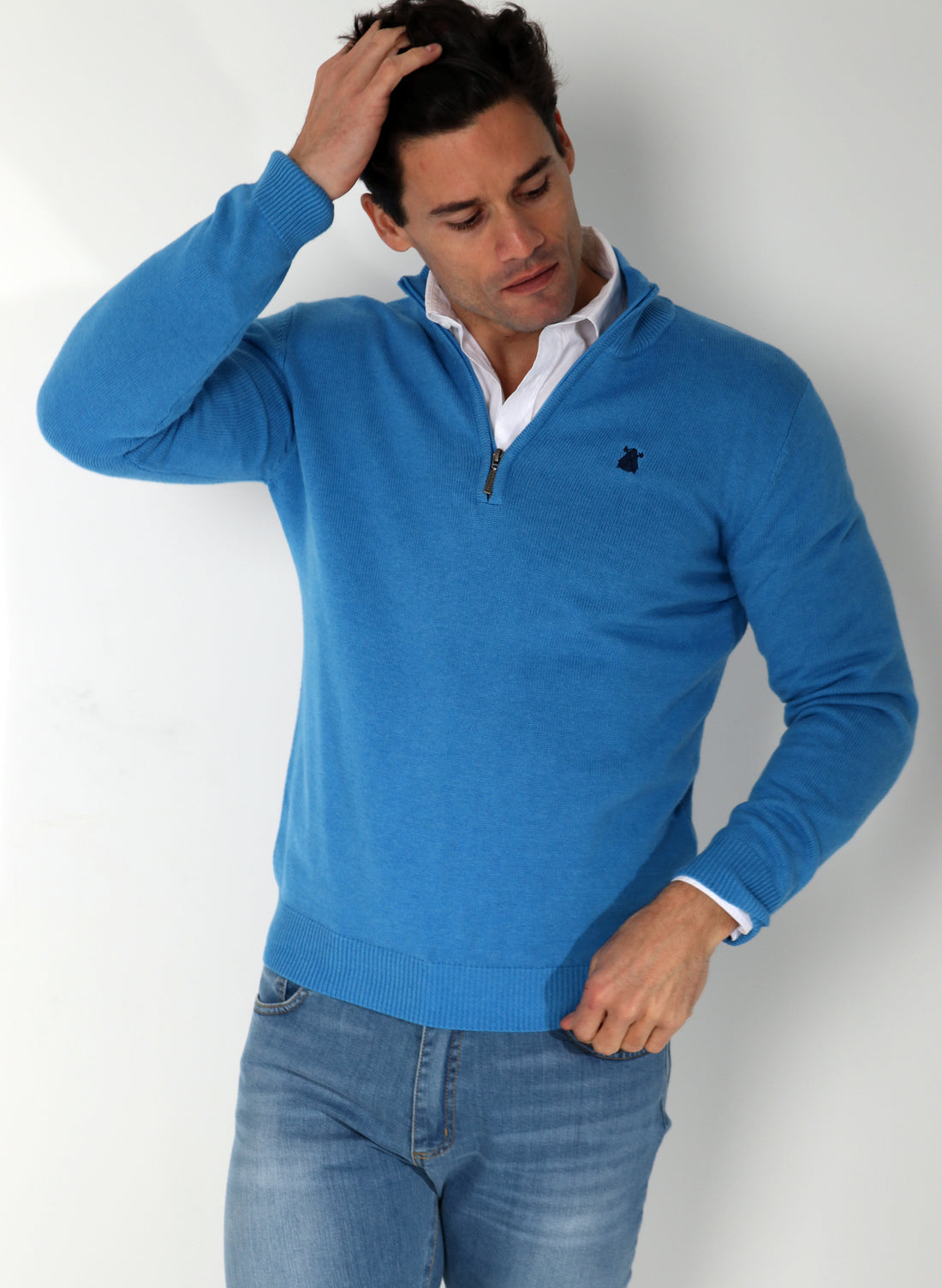 Hellblauer Pullover mit Reißverschluss