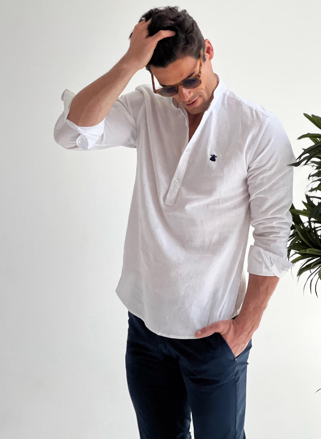 T-shirt blanc en lin à col mao pour homme