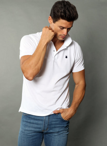 Weißes Herren-Poloshirt mit klassischem blauen Logo