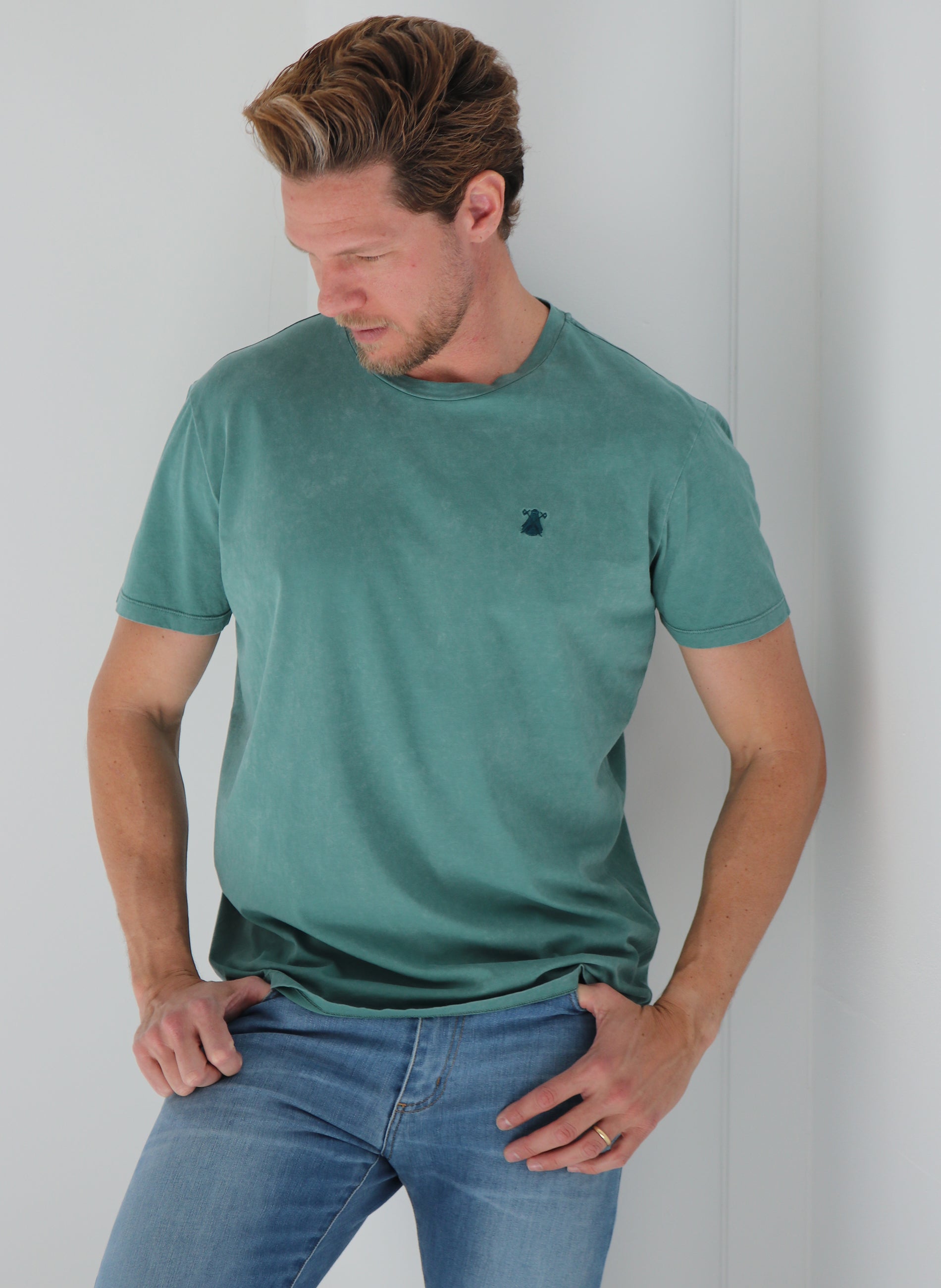 Das T-Shirt der grünen Stückfärbungs-Männer