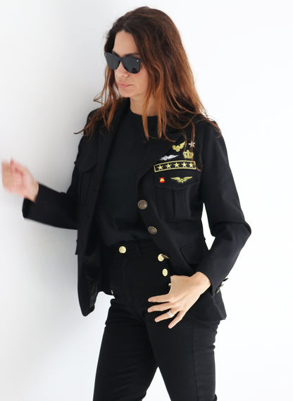 Schwarze Militärjacke Patches Frau