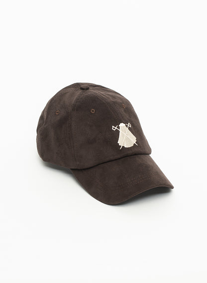 Schokobraune Wildlederkappe Beige Logo