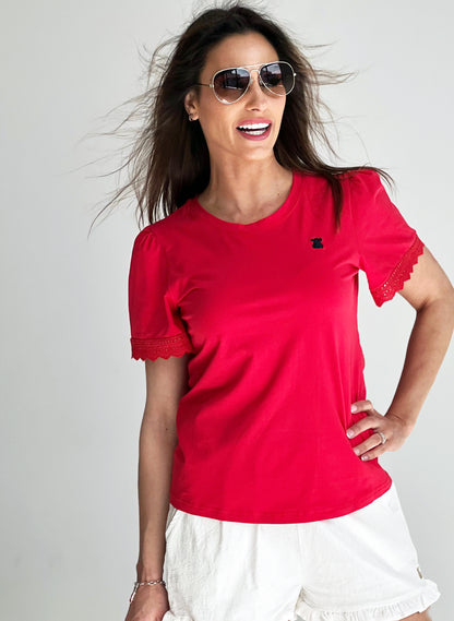 Rotes Damen-T-Shirt mit Spitzenbandärmeln